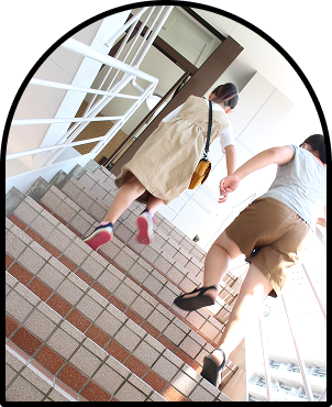 二人の児童が碁会所に向かう姿